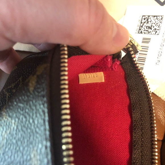 Louis Vuitton Travel Limited Edition Pouchette - Picture 12 of 16